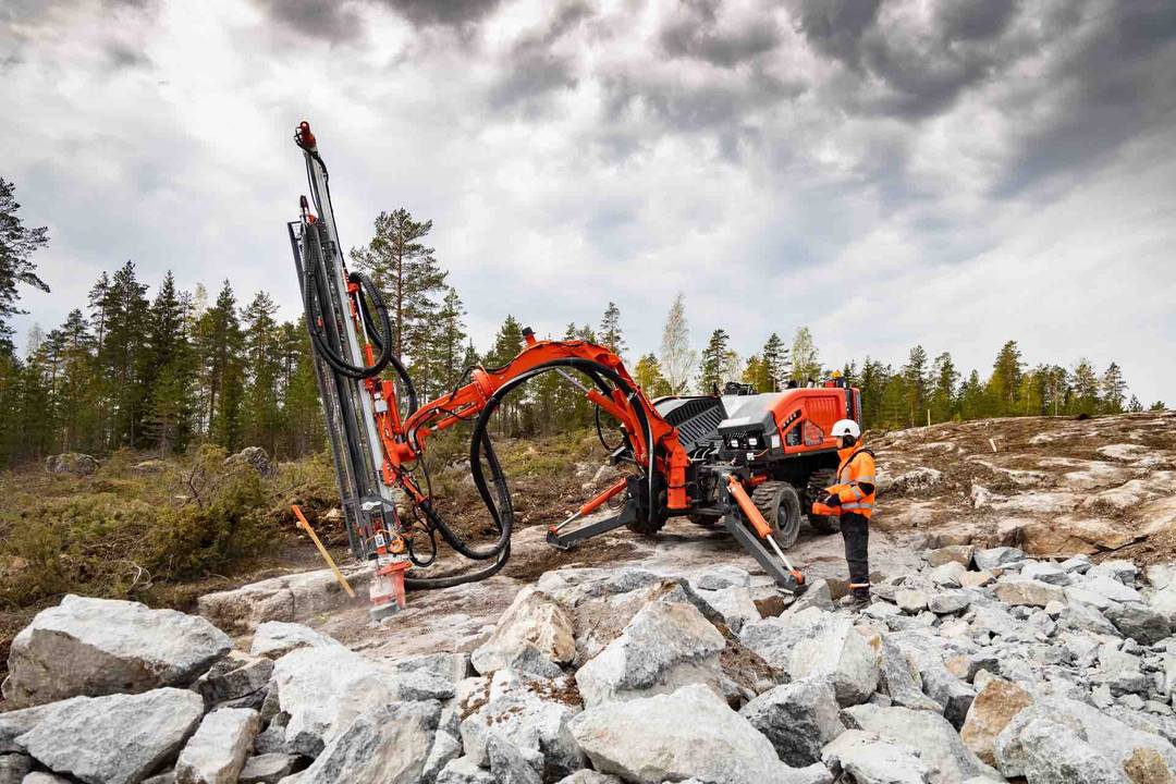 Commando DC300Ri drill rig for various construction projects